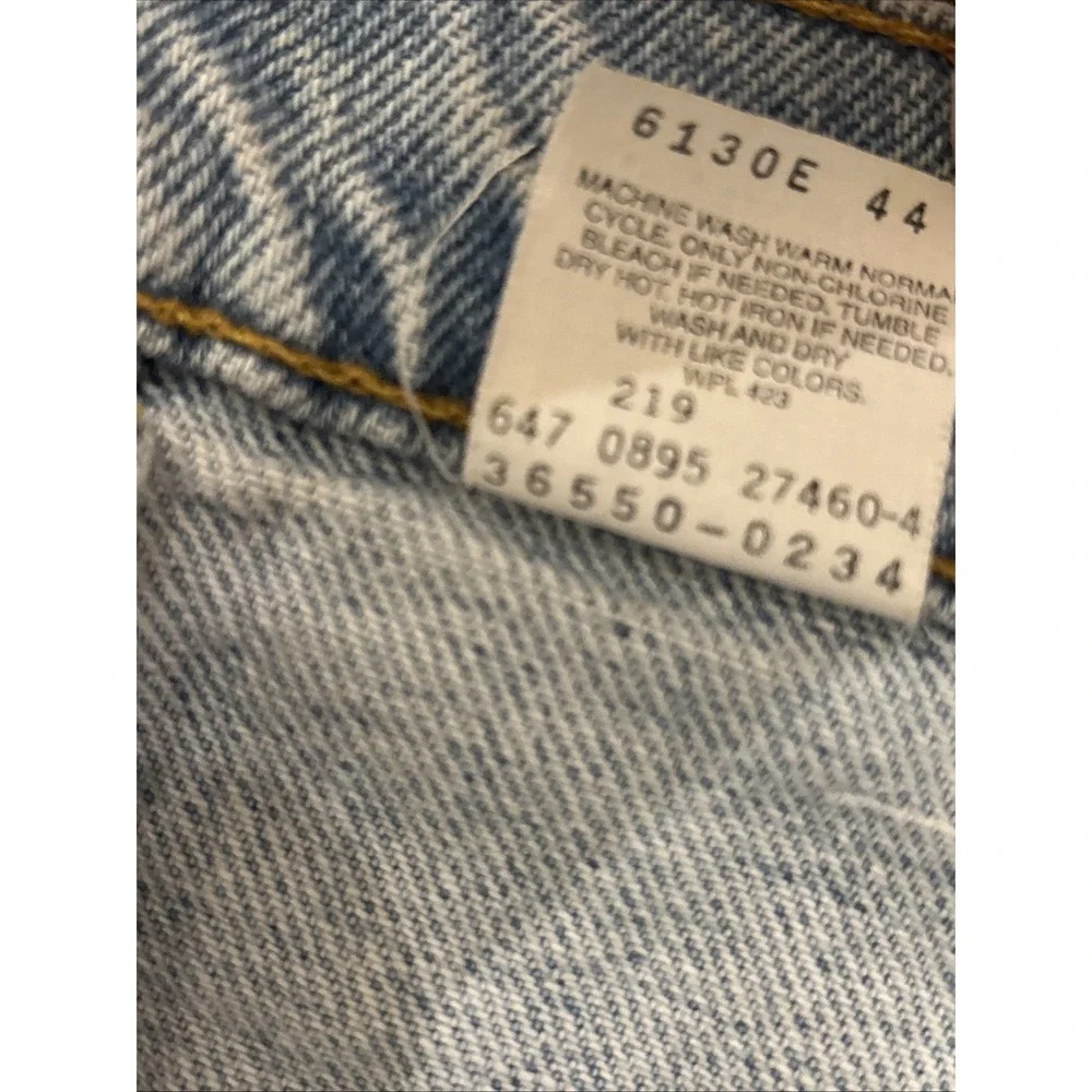 Vintage Levi's Men's 90's Denim Shorts Size 42 Light Wash 1995 550 Relaxed Fit